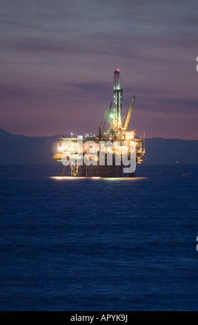 Immagine notturna di una piattaforma petrolifera al largo della costa della California. Foto Stock