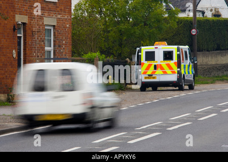 White van velocizzando il passato 30 mph polizia mobile speed trap per la sicurezza del traffico JMH1765 Foto Stock