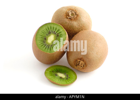 Due interi e uno di kiwi a fette Foto Stock