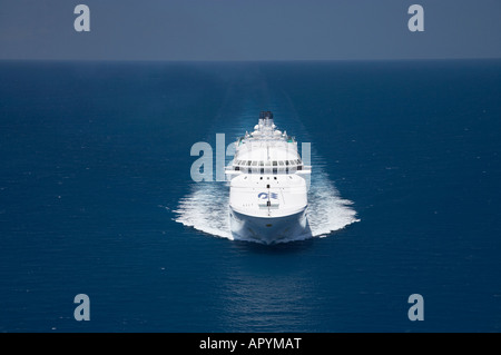 Regal Princess nave da crociera nei pressi di Cape Tribulation Grande Barriera Corallina del Queensland del Nord Australia antenna Foto Stock