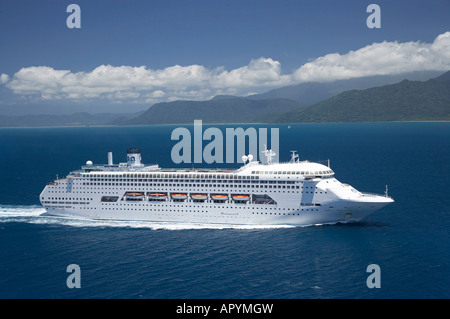 Regal Princess nave da crociera nei pressi di Cape Tribulation Grande Barriera Corallina del Queensland del Nord Australia antenna Foto Stock