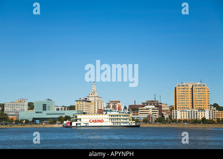 ILLINOIS Rock isola vista sullo skyline di Davenport Iowa attraverso fiume Mississippi riverboat casino Figge art museum downtown Foto Stock