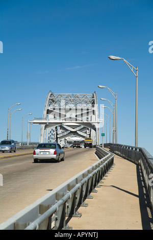 ILLINOIS Rock Island Centennial ponte sul fiume Mississippi a Davenport Iowa pedonale e corsie del veicolo il traffico Foto Stock