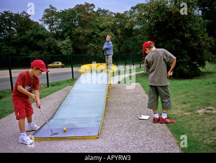 Francia tre anni 8 ragazzi giocare a minigolf La base régionale de loisirs de Saint-Quentin-en-Yvelines Foto Stock