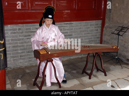 Ragazza musicista giocando un guzheng Dengfeng nella Provincia di Henan in Cina Asia Accademia Songyang Foto Stock