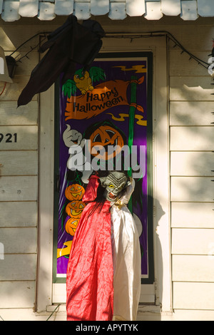 ILLINOIS Dixon Ghoulish Halloween decorazioni su sportello anteriore della maschera di casa Foto Stock