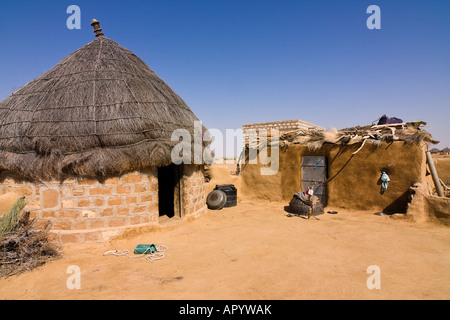 Casa in un piccolo villaggio isolato - deserto di Thar, Rajasthan, India Foto Stock