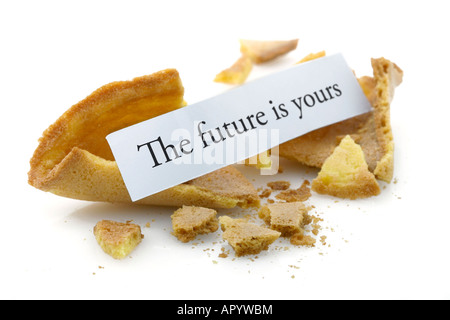 Aperto Fortune cookie con un messaggio positivo il futuro è tuo Foto Stock