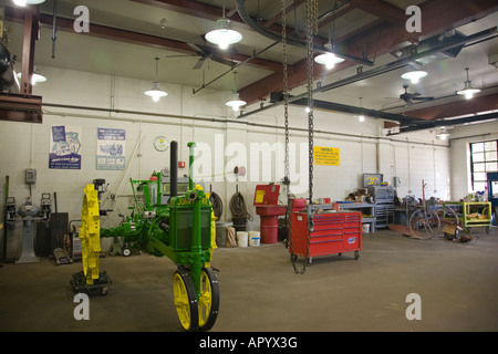 ILLINOIS Moline restaurato nel trattore John Deere Centro delle collezioni officina per il ripristino della vecchia azienda agricola attrezzature agricole Foto Stock