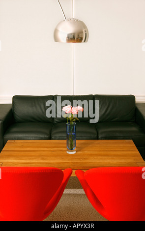Nuovo ed elegante salotto con arredamento moderno Foto Stock