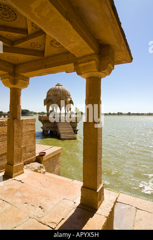 Uno dei molti templi circostanti il lago Gadisar - Jaisalmer, Rajasthan, India Foto Stock