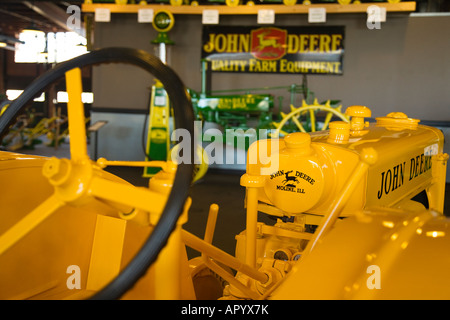 ILLINOIS Moline volante sul restaurato giallo trattore John Deere Centro delle collezioni azienda agricola e attrezzature agricole Foto Stock