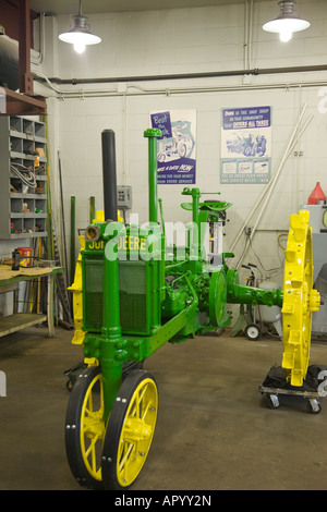 ILLINOIS Moline restaurato nel trattore John Deere Centro delle collezioni officina per il ripristino della vecchia azienda agricola attrezzature agricole Foto Stock