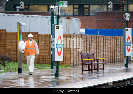 Un lavoratore passeggiate lungo la piattaforma a Finchley Central a Londra Regno Unito il 6 dicembre 2007 Foto Stock