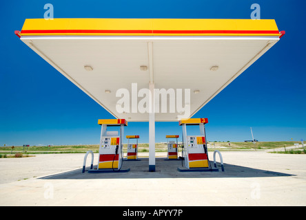 Un vuoto di gas (benzina) stazione con quattro pompe Foto Stock