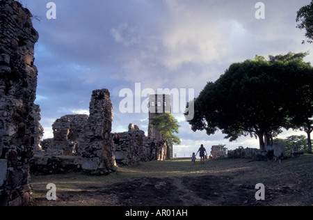 Donna e bambino a piedi attraverso il Panama la Vieja o Panama Viejo rovine, Panama City Foto Stock