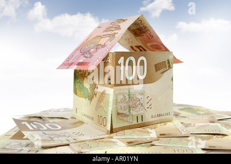 Casa Famiglia realizzata dalla Canadian Dollar Bills Foto Stock