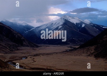 La valle del fiume sotto Drigung monastero si siede sopra 14 000 piedi sul PLATAU TIBETANO TIBET CENTRALE Foto Stock