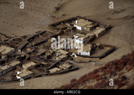 Il villaggio di DRIGUNG si trova nel fiume KYICHU VALLEY in seguito monastero Drigung TIBET CENTRALE Foto Stock