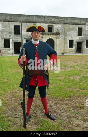 Soldato in uniforme britannica del Castillo de San Marcos, la più antica fortezza in pietra della US, Florida, Stati Uniti d'America Foto Stock