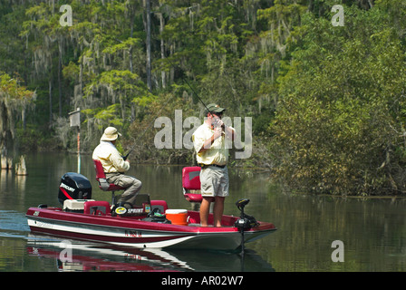 Il Pescatore sul fiume arcobaleno, Ocala National Forest, Florida, Stati Uniti d'America Foto Stock