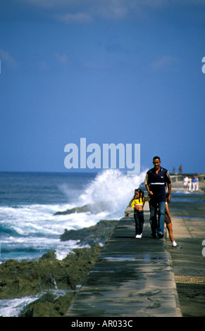 Camminando sulla parete del mare Foto Stock