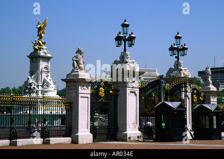 Buckingham Palace cancelli ringhiere e il Queen Victoria Memorial London Inghilterra England Foto Stock