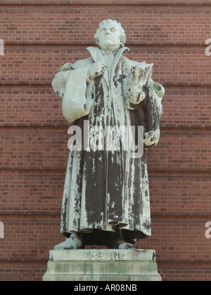 Martin Lutero monumento davanti la chiesa di San Michele di Amburgo, Germania Foto Stock