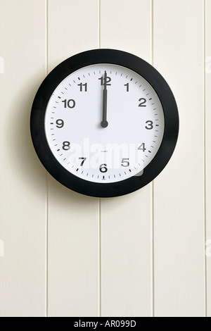 Orologio da parete che mostra il tempo a mezzanotte mezzogiorno ore 12 2400 1200 Foto Stock