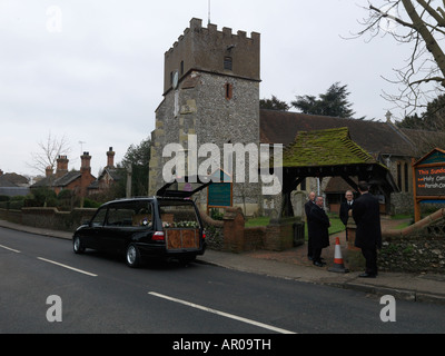 Funerale Saint Martins Chiesa East Horsley Surrey in Inghilterra Bara arrivando alla Chiesa in un funebre Foto Stock