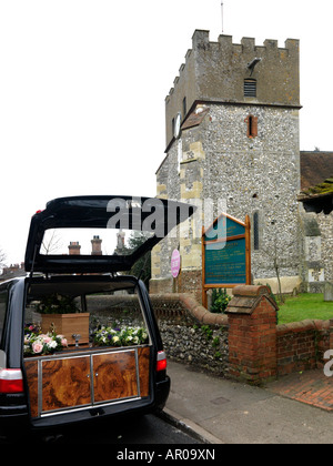 Funerale Saint Martins Chiesa East Horsley Surrey in Inghilterra bara che arrivano in chiesa Foto Stock