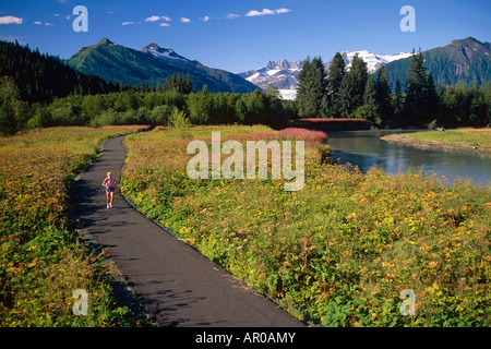 Donna jogging Mendenhall Glacier & River sudest AK estate scenic Foto Stock