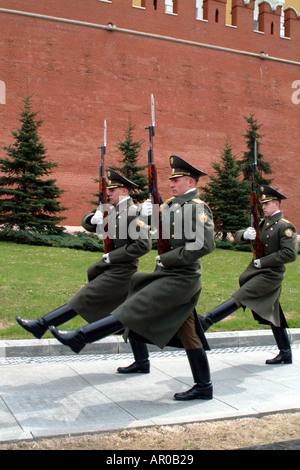 La parete del Cremlino di Mosca Russia Federazione Russa cambiando la guardia Goose Stepping soldati russi sulla sfilata Foto Stock