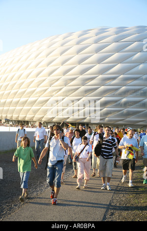 Le persone che lasciano l'Allianz Arena Fifa WM stadium Fifa football coppa del mondo 2006 Monaco di Baviera, Germania Foto Stock