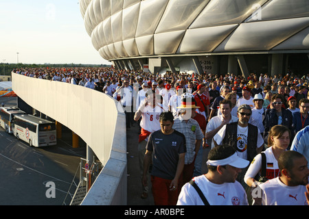 Le persone che lasciano l'Allianz Arena Fifa WM stadium Fifa football coppa del mondo 2006 Monaco di Baviera, Germania Foto Stock