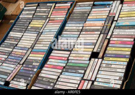 Audio cassette sul display per la vendita ad un piano di tavolo vendita Foto Stock