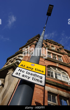 Nessun arresto e nessuna restrizione di carico segno di avvertimento per veicoli in corrispondenza di strada nella città di Leeds Yorkshire Regno Unito Foto Stock