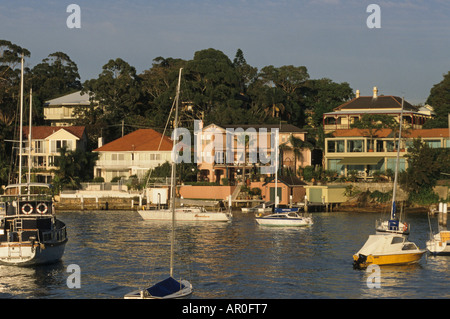 Case sul porto di Sydney, Australien, NSW, Sydney, costoso porto-case anteriore e yacht, Villen mit Blick aufs Hafen mit Ya Foto Stock