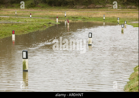 Una strada vicino al punto di Sunderland Morecambe Bay Regno Unito allagato da una combinazione di alta marea e tempesta di vento di forza Foto Stock