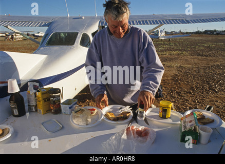 I piani ad Birdsville cavallo di razza, Queensland, Birdsville, piani di luce volare in per la outback annuale corsa di cavalli, Besucher, Flugfe Foto Stock