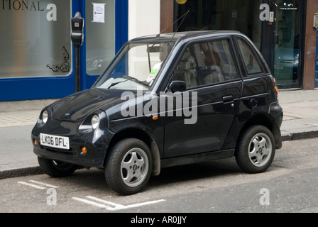 G-Wiz micro elettrico auto parcheggiata su una strada a Londra, Inghilterra. Foto Stock