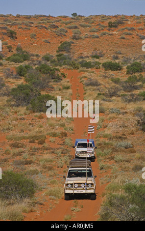 Convoglio di 4WD in dune di sabbia rossa, viaggiando lungo la linea francese, Simpson Desert, Queensland, Australia Foto Stock