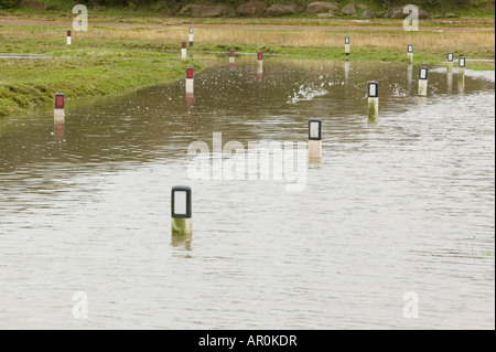 Una strada vicino al punto di Sunderland Morecambe Bay Regno Unito allagato da una combinazione di alta marea e tempesta di vento di forza Foto Stock