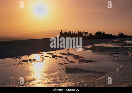 Il tramonto del calcare terrazze agglomerato, Pamukkale, Denizli, Turchia Foto Stock