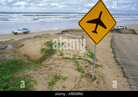 Simbolo ufficiale di avvertimento di veicoli aerei di atterraggio sulla spiaggia sulla costa est dell'Isola di Fraser, Fraser Island, in Australia Foto Stock