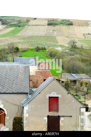 SANCERRE, Francia — la città collinare di Sancerre si affaccia sulla Valle della Loira. Edifici medievali con tetti in terracotta fiancheggiano le stradine strette, circondati da vigneti che producono i famosi vini Sauvignon Blanc della regione. Foto Stock