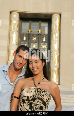 Inter-razziale Coppia sorridente in telecamera Foto Stock