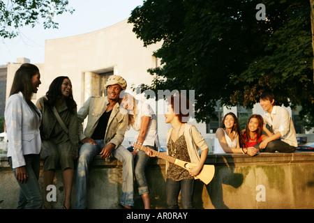 Razza mista gruppo felice all'aperto Foto Stock