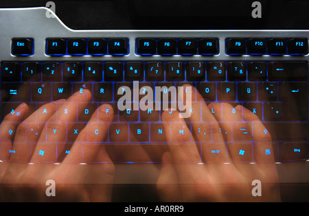 Le mani la scrittura su una tastiera Foto Stock