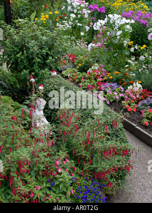 Fuchsia (fuchsia) con annuale di fiori d'estate Foto Stock